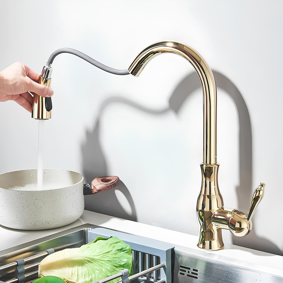 Robinet cuisine en laiton - mitigeur à douchette escamotable et col pivotant - Or